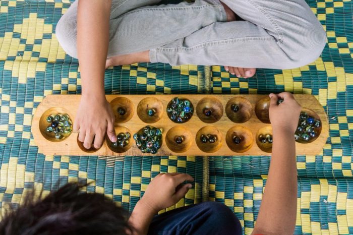 Permainan bola voli mini dimainkan oleh anak usia