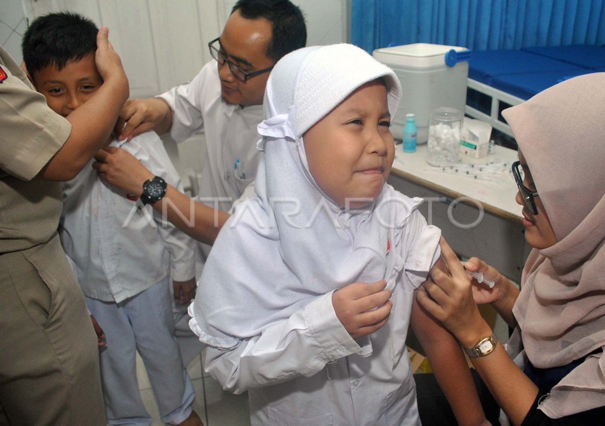 BULAN IMUNISASI ANAK SEKOLAH | ANTARA Foto Imunisasi anak sekolah