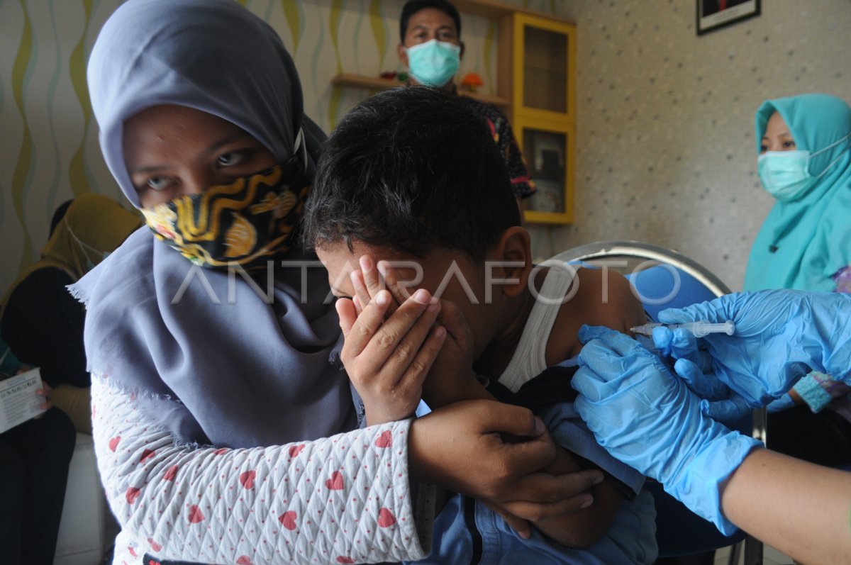 IMUNISASI ANAK SEKOLAH | ANTARA Foto IMUNISASI ANAK SEKOLAH | ANTARA Foto