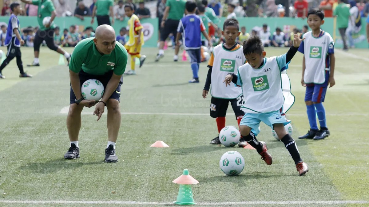 Sebutkan beberapa variasi dan kombinasi menendang bola