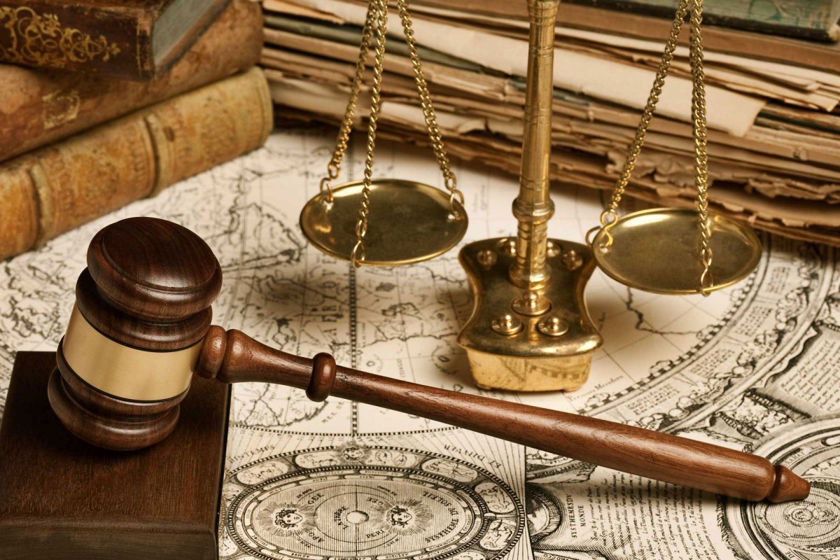 Hukum: Pengertian, Tujuan, Fungsi, Unsur dan Jenis – Gramedia Literasi