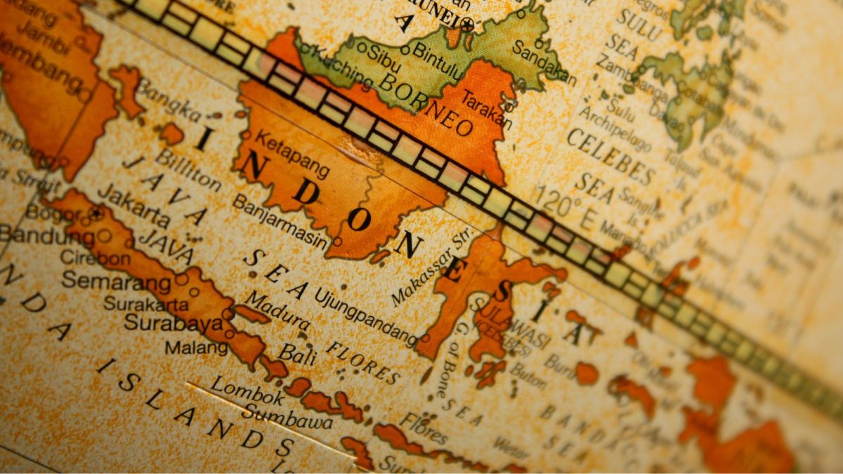 Indonesia diapit oleh dua samudra yaitu